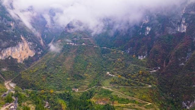 初冬巫山下莊村云霧繚繞美景如畫