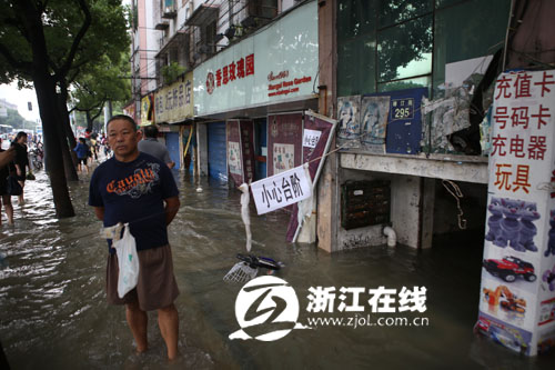 宁波海水倒灌现象引发街边商户关注与发声