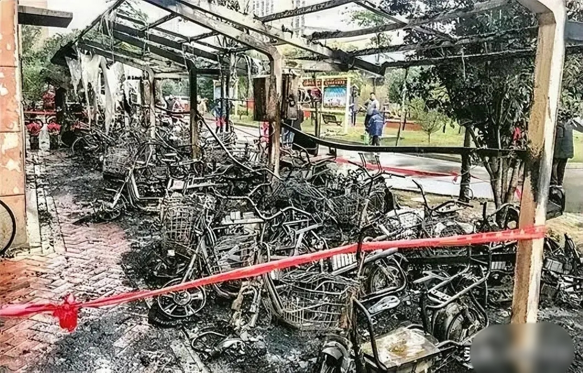 上海某小区非机动车棚起火事件深度剖析