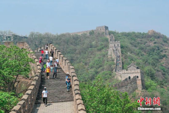 跨省旅游恢复与景区接待能力提升，旅游业复苏在望