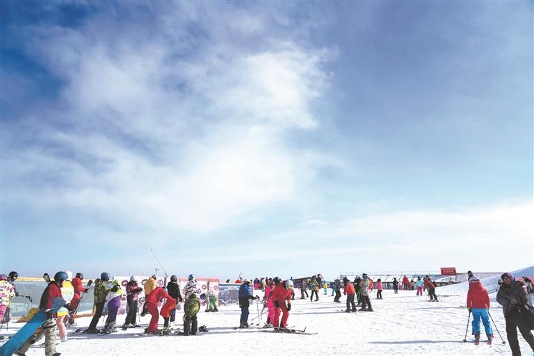 多地冬季旅游活动丰富，冰雪经济持续繁荣