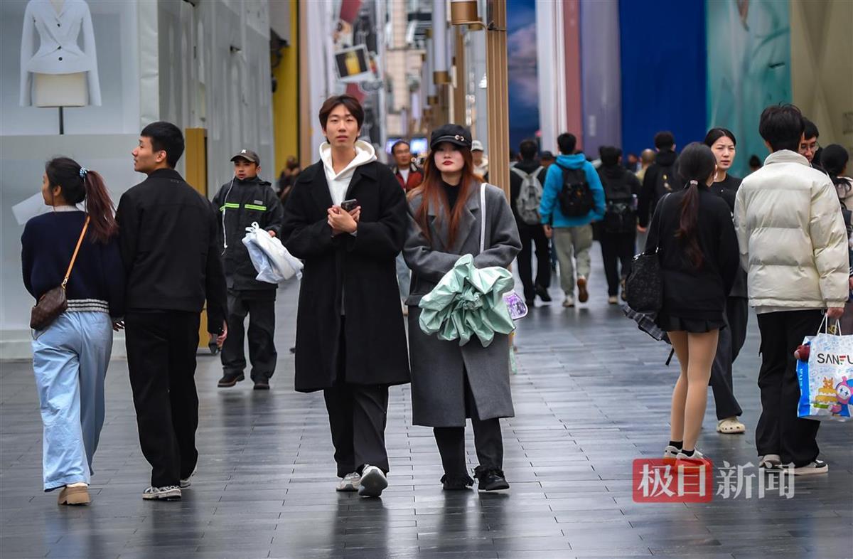 一夜入冬武汉市民披冬装逆风前行，坚韧适应展现冬日力量