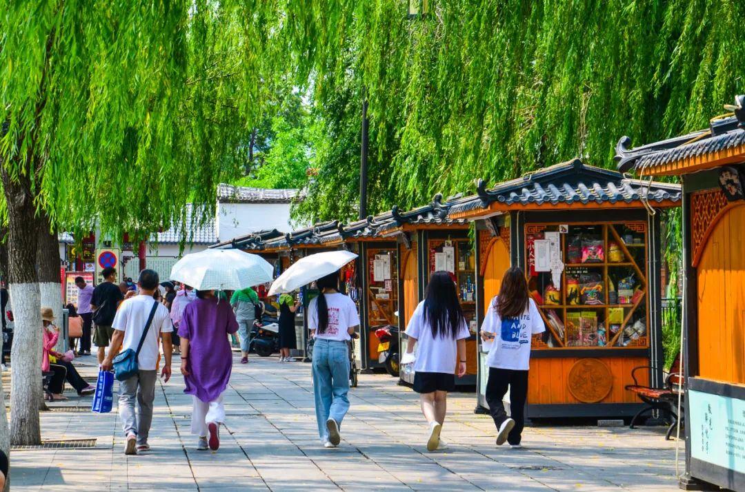 上海高级定制周揭幕，首份City Walk地图引领新时尚潮流