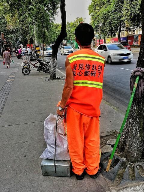 环卫工人遭遇欠薪困境，垃圾堆积引发城市新难题